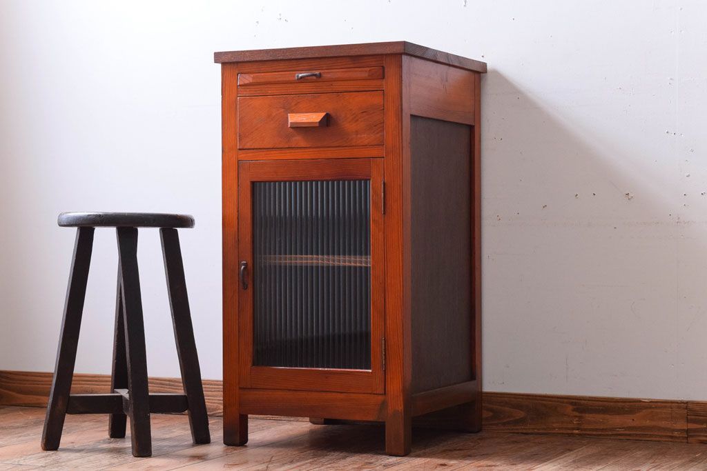 レトロ家具　昭和レトロ　小さなサイドキャビネット(サイドテーブル)(2)