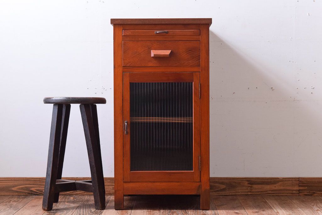 レトロ家具　昭和レトロ　小さなサイドキャビネット(サイドテーブル)(2)