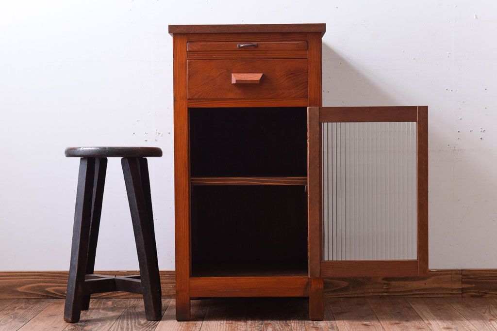 レトロ家具　昭和レトロ　小さなサイドキャビネット(サイドテーブル)(2)