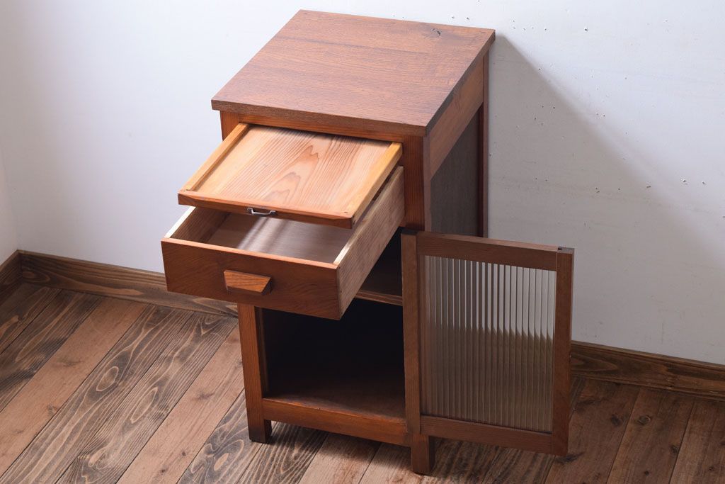 レトロ家具　昭和レトロ　小さなサイドキャビネット(サイドテーブル)(2)