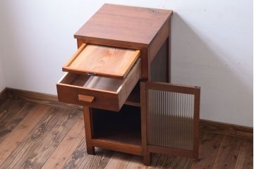 レトロ家具　昭和レトロ　小さなサイドキャビネット(サイドテーブル)(2)