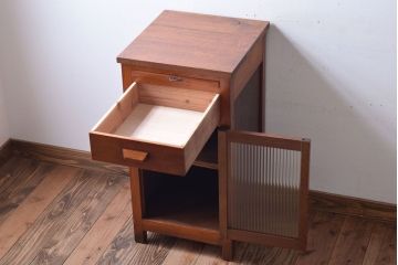 レトロ家具　昭和レトロ　小さなサイドキャビネット(サイドテーブル)(2)