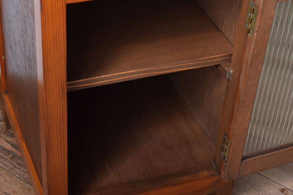 レトロ家具　昭和レトロ　小さなサイドキャビネット(サイドテーブル)(2)