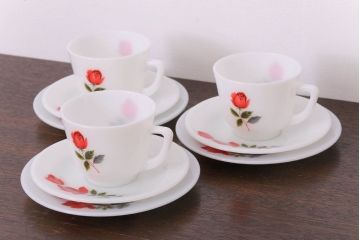 イギリスビンテージ　JAJ　パイレックス　June Rose(ジューン ローズ)シリーズ　ミルクガラスのカップ&ソーサー&プレート(トリオ)3客セット(洋食器)(1)