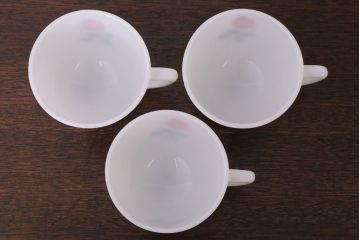 イギリスビンテージ　JAJ　パイレックス　June Rose(ジューン ローズ)シリーズ　ミルクガラスのカップ&ソーサー&プレート(トリオ)3客セット(洋食器)(1)