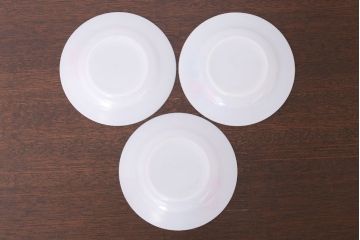 イギリスビンテージ　JAJ　パイレックス　June Rose(ジューン ローズ)シリーズ　ミルクガラスのカップ&ソーサー&プレート(トリオ)3客セット(洋食器)(1)