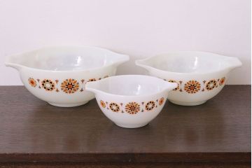アンティーク雑貨　イギリスビンテージ　JAJ　パイレックス　Toledo(トレド)シリーズ　ミルクガラス　シンデレラボウル3点セット(洋食器)