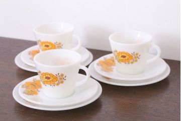 イギリスビンテージ　JAJ　パイレックス　Sunflower(サンフラワー)シリーズ　ミルクガラスのカップ&ソーサー&プレート(トリオ)3客セット(洋食器)