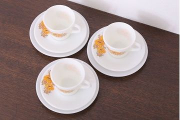 イギリスビンテージ　JAJ　パイレックス　Sunflower(サンフラワー)シリーズ　ミルクガラスのカップ&ソーサー&プレート(トリオ)3客セット(洋食器)