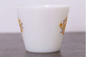 イギリスビンテージ　JAJ　パイレックス　Sunflower(サンフラワー)シリーズ　ミルクガラスのカップ&ソーサー&プレート(トリオ)3客セット(洋食器)