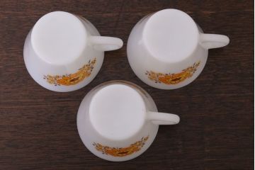 イギリスビンテージ　JAJ　パイレックス　Sunflower(サンフラワー)シリーズ　ミルクガラスのカップ&ソーサー&プレート(トリオ)3客セット(洋食器)