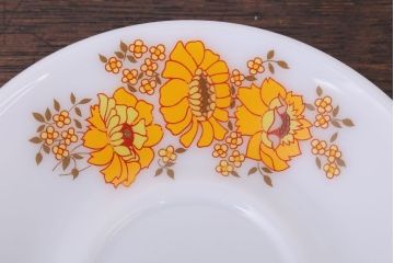イギリスビンテージ　JAJ　パイレックス　Sunflower(サンフラワー)シリーズ　ミルクガラスのカップ&ソーサー&プレート(トリオ)3客セット(洋食器)