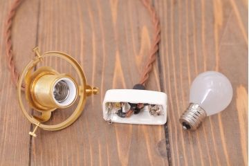 イギリスアンティーク　フリルシェードのペンダントライト(1)