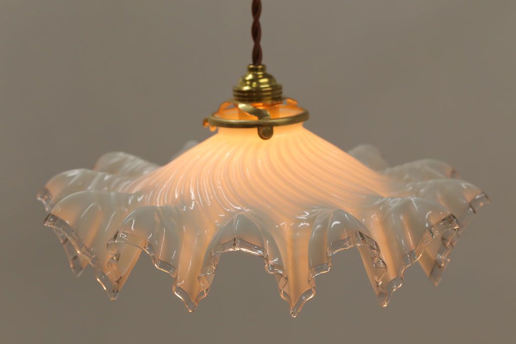 フランスアンティーク　フリルシェードのかわいいペンダントライト(ホワイト)