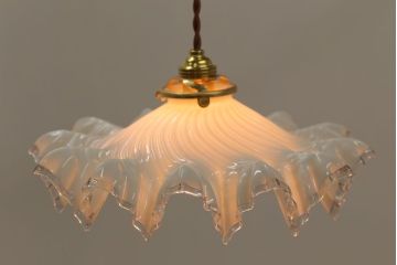 フランスアンティーク　フリルシェードのかわいいペンダントライト(ホワイト)