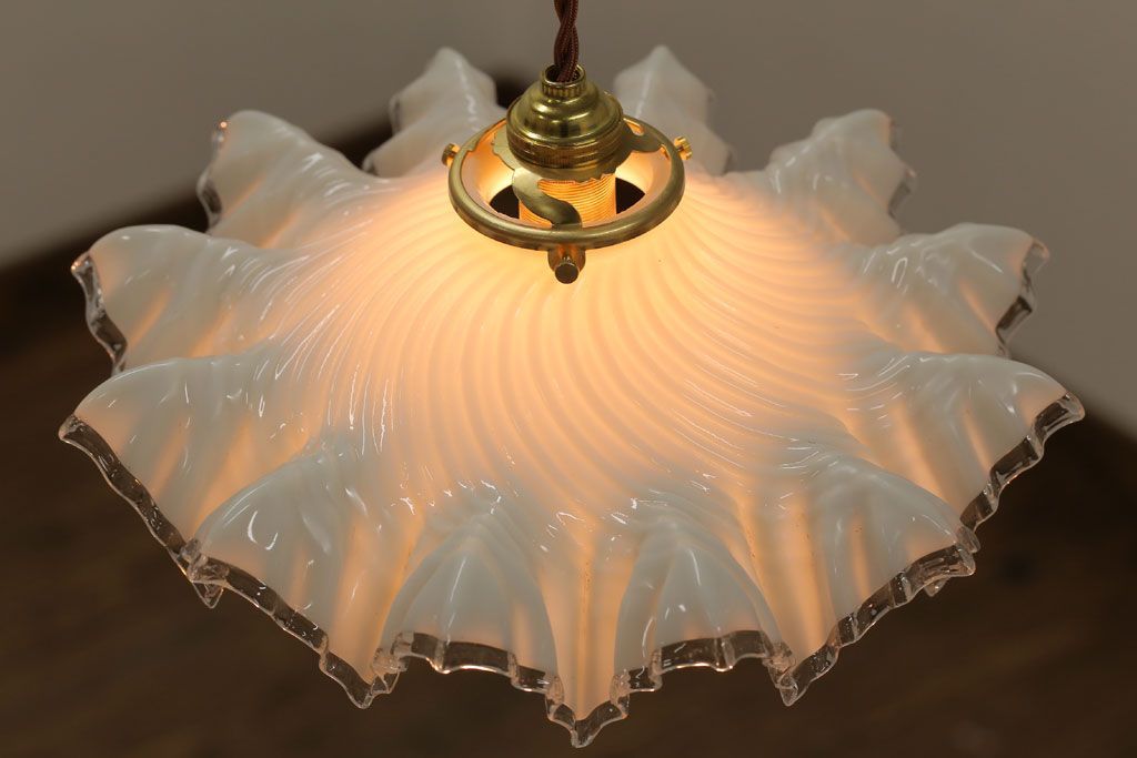 フランスアンティーク　フリルシェードのかわいいペンダントライト(ホワイト)