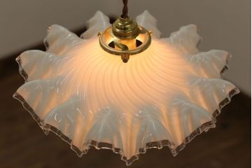フランスアンティーク　フリルシェードのかわいいペンダントライト(ホワイト)