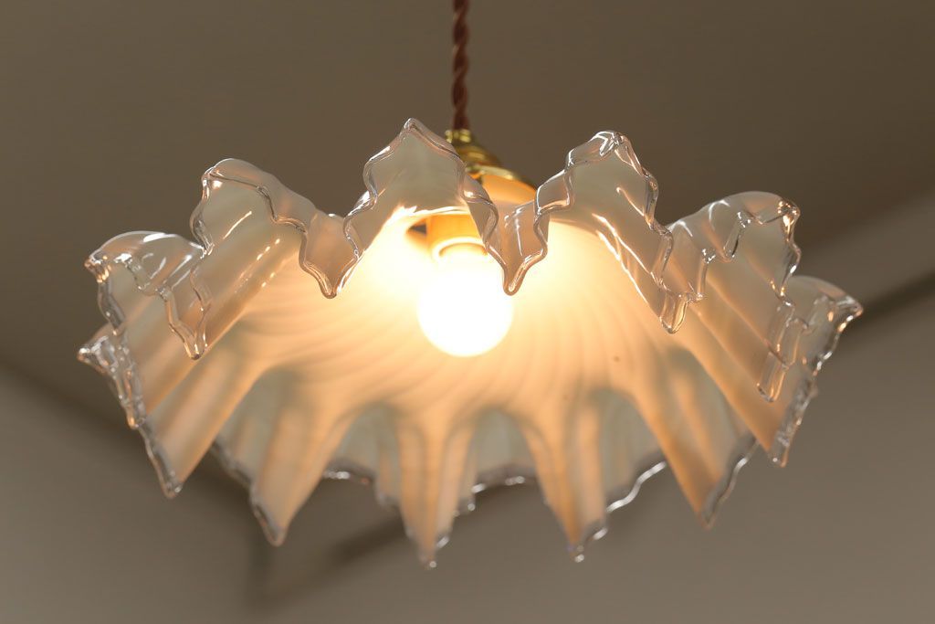 フランスアンティーク　フリルシェードのかわいいペンダントライト(ホワイト)