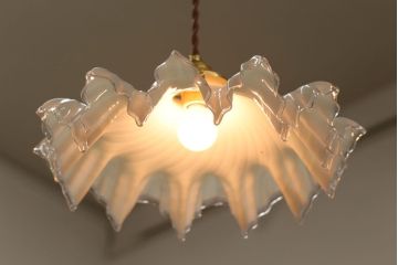 フランスアンティーク　フリルシェードのかわいいペンダントライト(ホワイト)