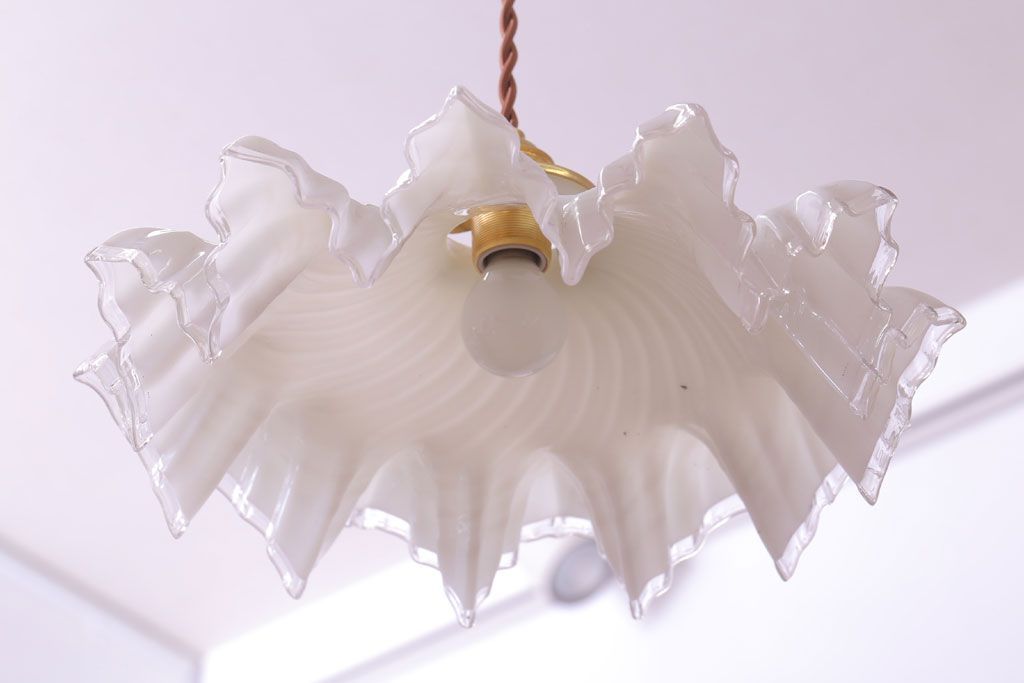 フランスアンティーク　フリルシェードのかわいいペンダントライト(ホワイト)