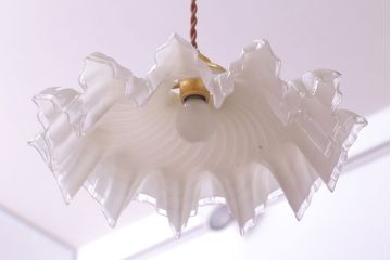 フランスアンティーク　フリルシェードのかわいいペンダントライト(ホワイト)