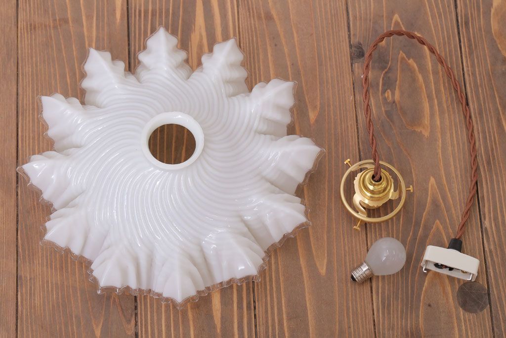 フランスアンティーク　フリルシェードのかわいいペンダントライト(ホワイト)