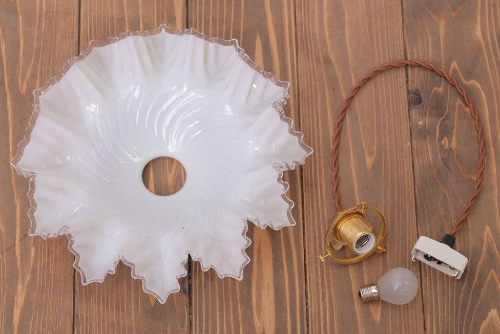 フランスアンティーク　フリルシェードのかわいいペンダントライト(ホワイト)