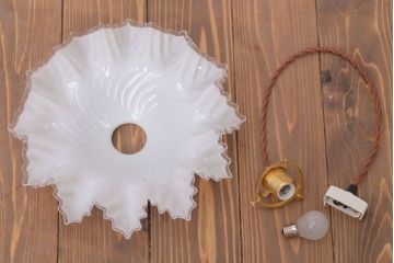 フランスアンティーク　フリルシェードのかわいいペンダントライト(ホワイト)