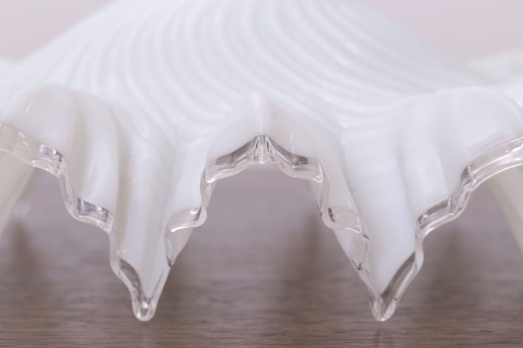 フランスアンティーク　フリルシェードのかわいいペンダントライト(ホワイト)