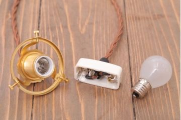 フランスアンティーク　フリルシェードのかわいいペンダントライト(ホワイト)