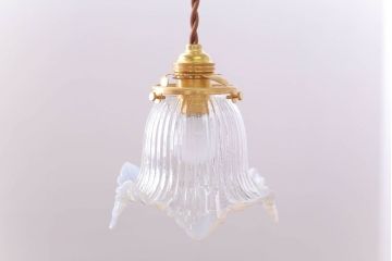 イギリスアンティーク　フリルシェードのペンダントライト(乳白色の縁取り)
