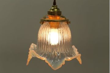 イギリスアンティーク　フリルシェードのペンダントライト(乳白色の縁取り)