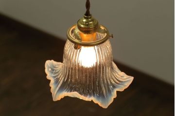 イギリスアンティーク　フリルシェードのペンダントライト(乳白色の縁取り)