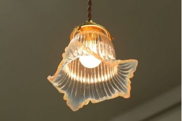 イギリスアンティーク　フリルシェードのペンダントライト(乳白色の縁取り)