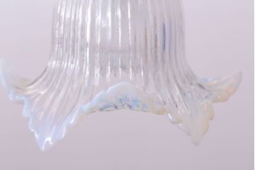 イギリスアンティーク　フリルシェードのペンダントライト(乳白色の縁取り)