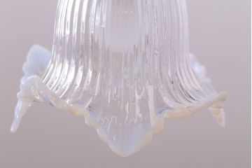 イギリスアンティーク　フリルシェードのペンダントライト(乳白色の縁取り)