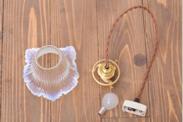 イギリスアンティーク　フリルシェードのペンダントライト(乳白色の縁取り)