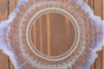 イギリスアンティーク　フリルシェードのペンダントライト(乳白色の縁取り)