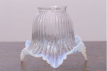 イギリスアンティーク　フリルシェードのペンダントライト(乳白色の縁取り)