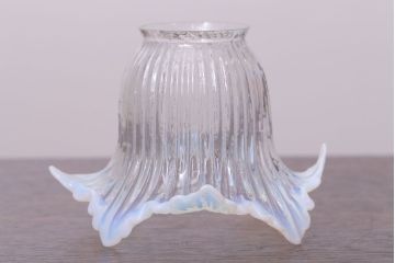 イギリスアンティーク　フリルシェードのペンダントライト(乳白色の縁取り)