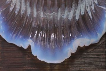 イギリスアンティーク　フリルシェードのペンダントライト(乳白色の縁取り)