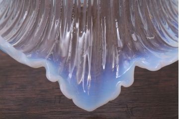 イギリスアンティーク　フリルシェードのペンダントライト(乳白色の縁取り)