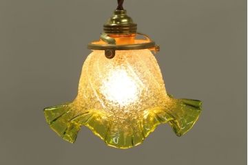 イギリスアンティーク　フリルシェードの古いペンダントライト(1)