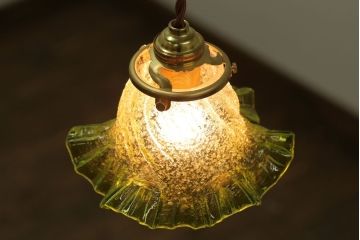 イギリスアンティーク　フリルシェードの古いペンダントライト(1)