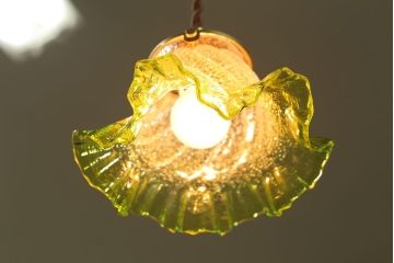 イギリスアンティーク　フリルシェードの古いペンダントライト(1)