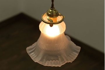 イギリスアンティーク　可愛らしいフリルシェードのペンダントライト(2)