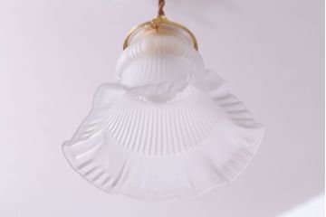 イギリスアンティーク　可愛らしいフリルシェードのペンダントライト(2)