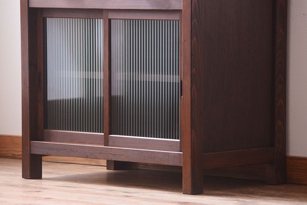 レトロ家具　昭和レトロ　古い木のモールガラス戸収納棚(サイドキャビネット)