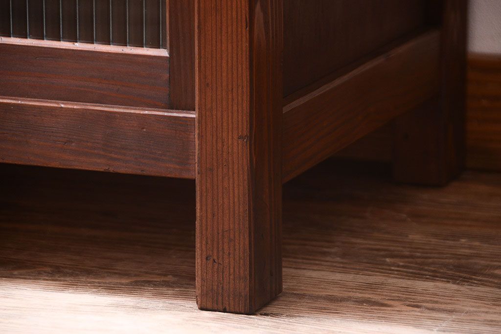 レトロ家具　昭和レトロ　古い木のモールガラス戸収納棚(サイドキャビネット)