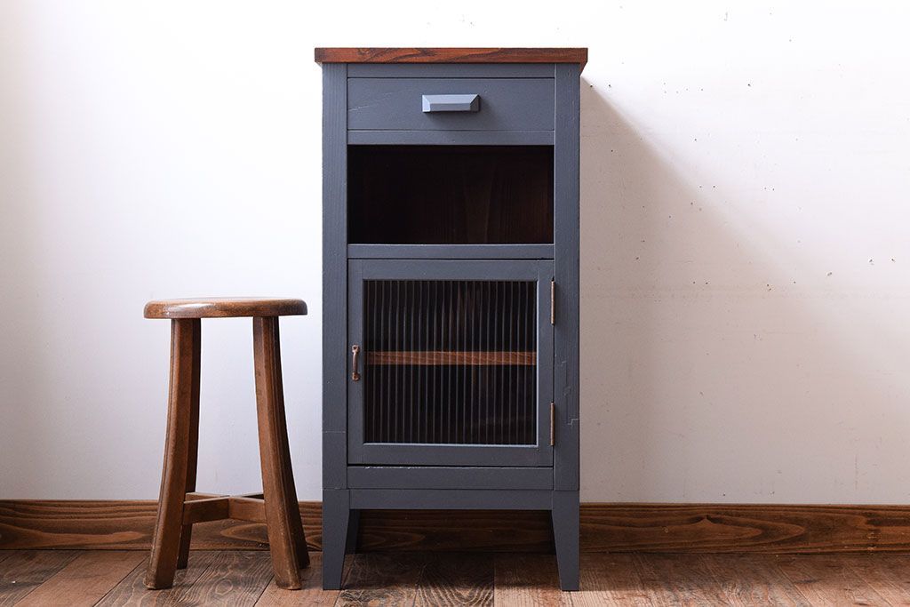 アンティーク家具　アンティーク　モールガラス入り!ダークグレーペイントのサイドキャビネット(収納棚)